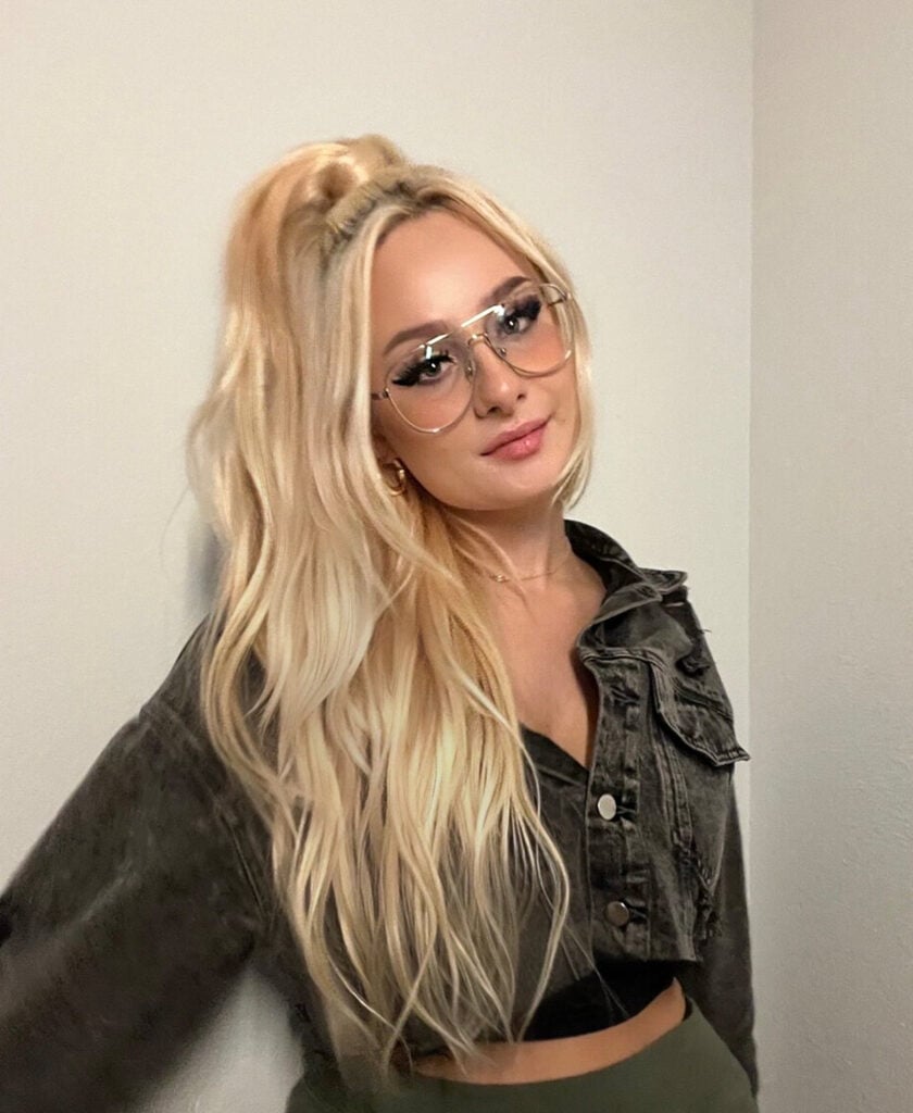 half up/half down #28 honey blonde. - 20"