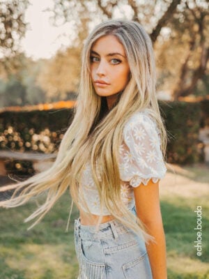 chloe.bouda_86e8e9b9-a2df-4950-b5c9-229c6402d24f clip-in hair extensions #14 medium blonde. - 16" / Extra Volume
