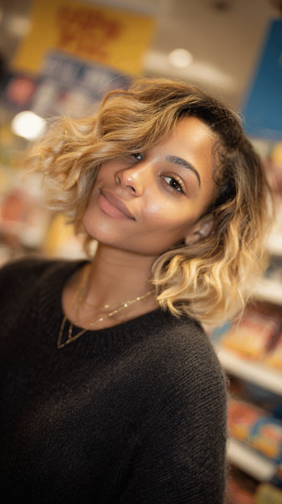 African-American woman with a wavy sandy blonde bob for a beachy, casual-chic vibe.